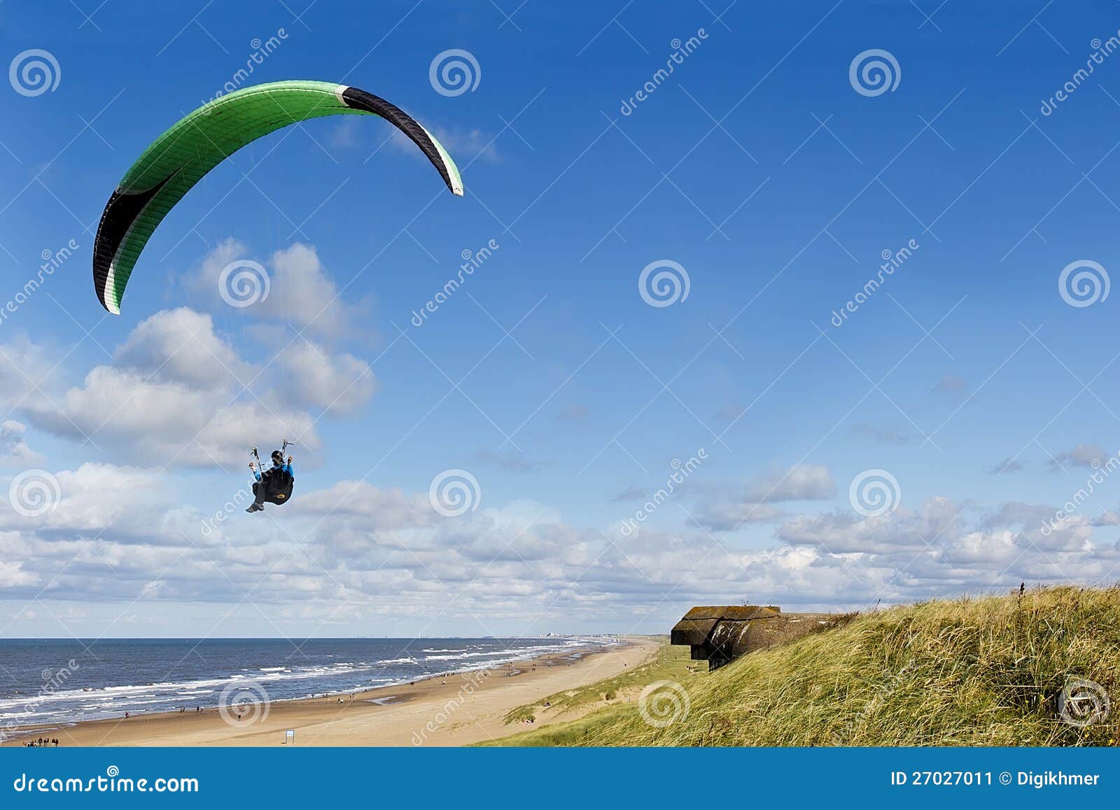 Himmel-Brandung. Das Gewicht der Geschichte beeinflußt nicht diesen Himmel-Surfer, der über den Bunker der Welt 2 am Strand von Scheveningen surft, die Niederlande