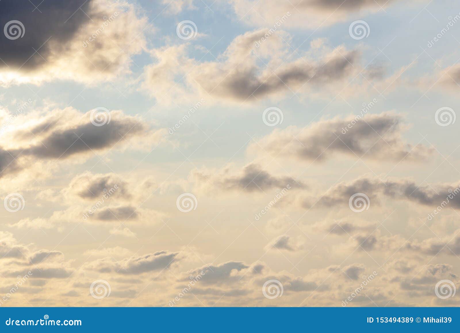 Himmelblau und orange Licht der Sonne durch die Wolken im Himmel