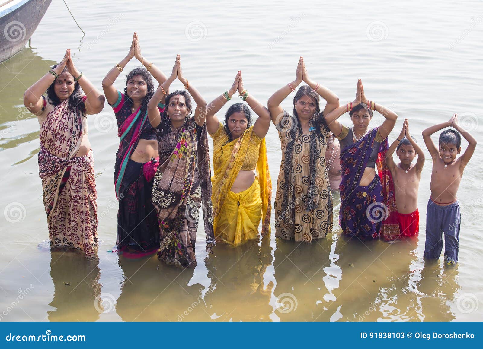 Hindu Inderinnen Ritual Baden in den heiligen Fluss Ganges 