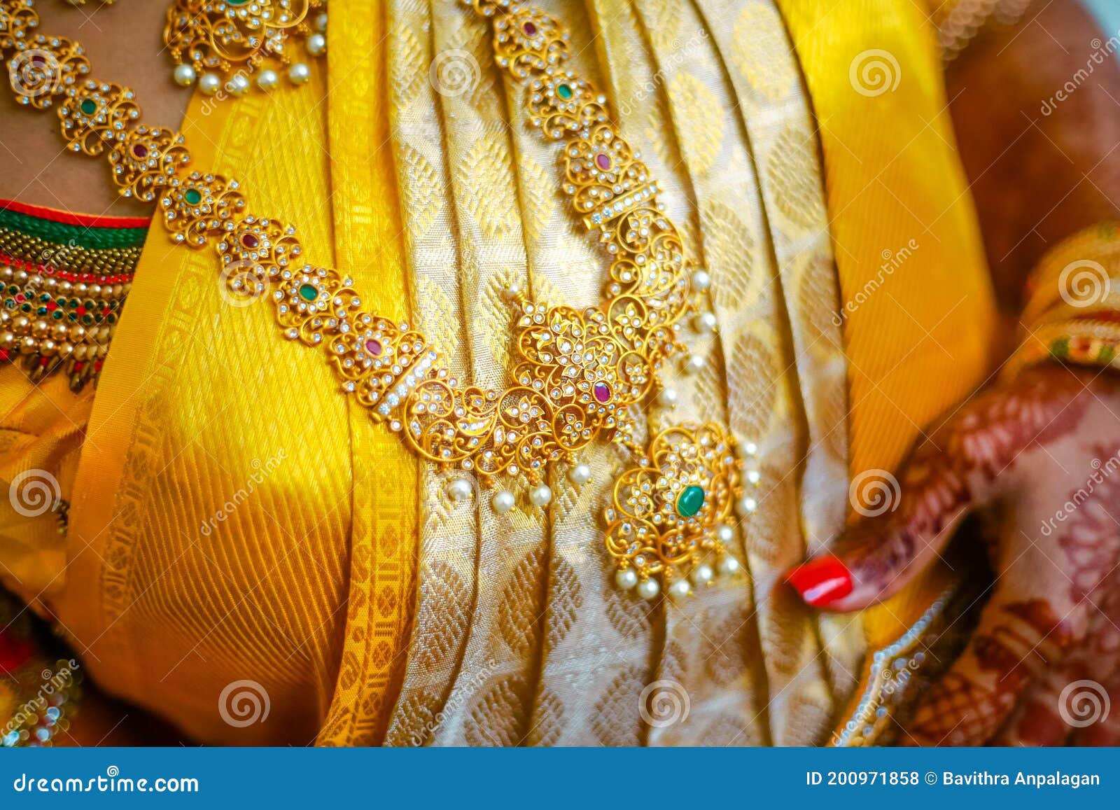 hindu bride jewelry necklace yellow saree 200971858