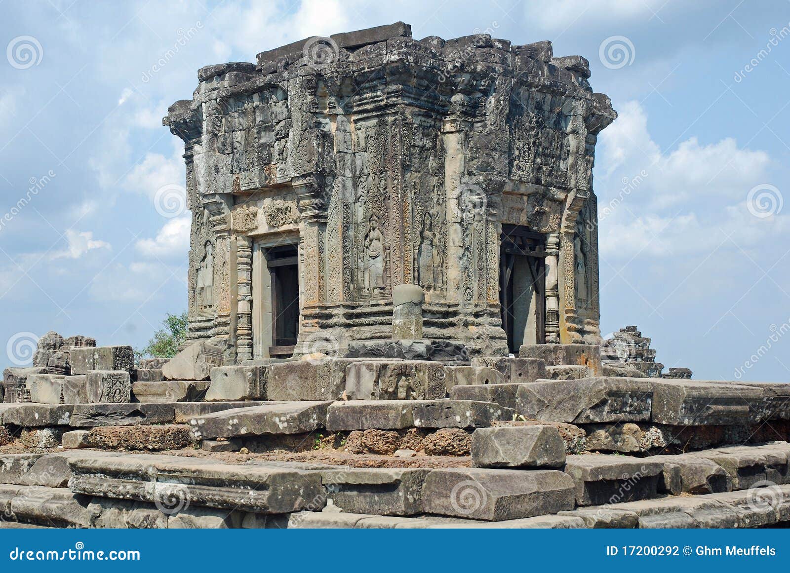 hindu temple phnom bakheng, angkor, cambodia