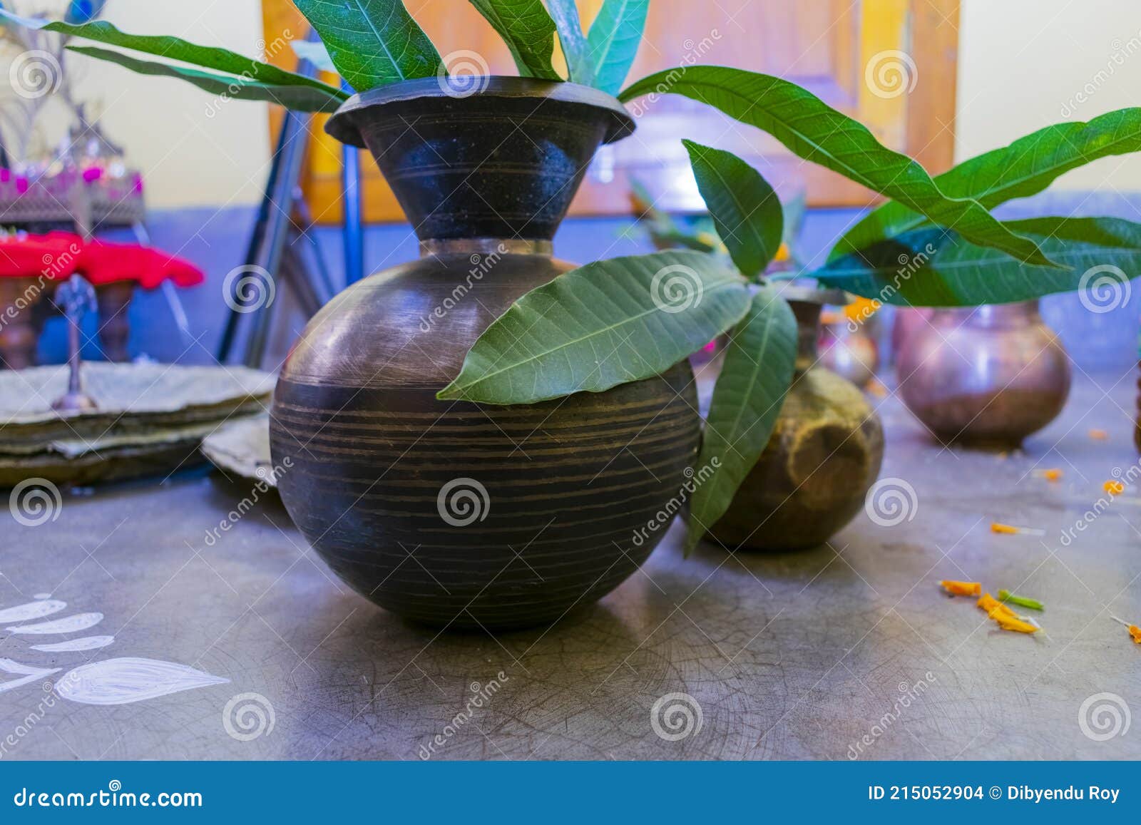 https://thumbs.dreamstime.com/z/hindu-wedding-ceremony-tradition-water-pot-mango-leaves-stem-holy-indian-hindu-wedding-traditional-ritual-215052904.jpg