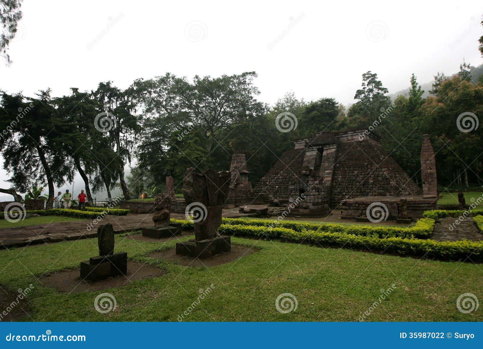 Hindus tempel. Handelsresande som besöker templet Sukuh i Karanganyar, centrala Java, Indonesien
