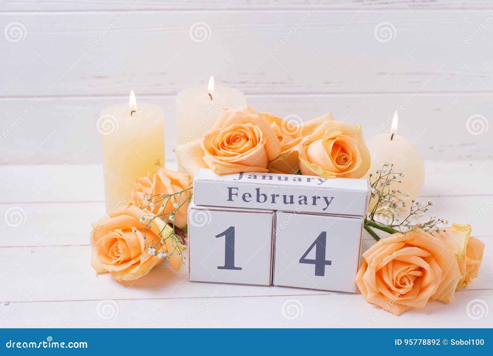 Hintergrund St.-Valentinstags am 14. Februar mit Blumen Pfirsichfarbrosen blüht und brennt Kerzen und Kalender auf weißen hölzernen Planken Selektiver Fokus