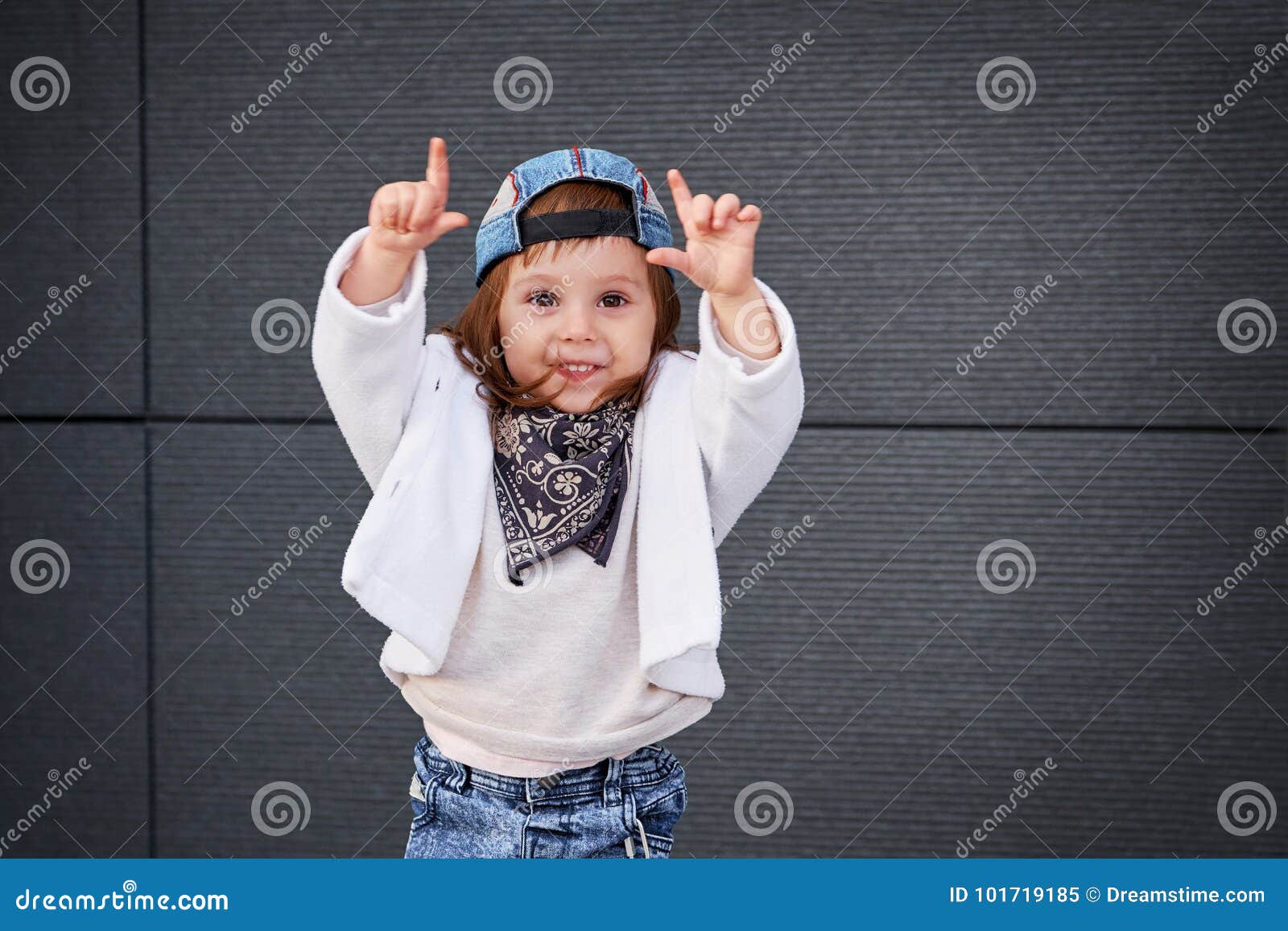 Hip-hop Del Bebé De La Moda Una Niña En Una Gorra De Béisbol Imagen de archivo - Imagen de inconformista, salto: 101719185 Hip-hop Del Bebé De La Moda Una Niña En Una Gorra De Béisbol Imagen de archivo - Imagen de inconformista, salto: 101719185