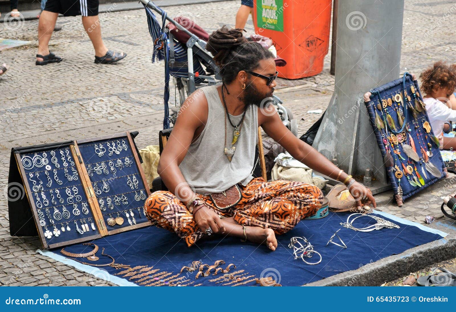 https://thumbs.dreamstime.com/z/hippie-brazil-bello-horizonte-sunday-handraft-street-market-man-sales-hadmade-accesories-65435723.jpg