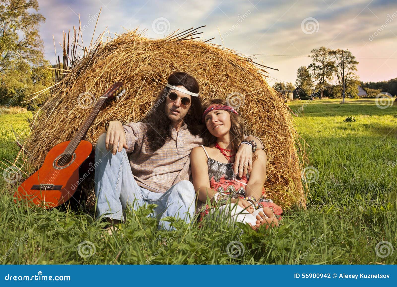 con tiempo Sanción Delicioso Hippie couple outdoors stock photo. Image of hayrick - 56900942