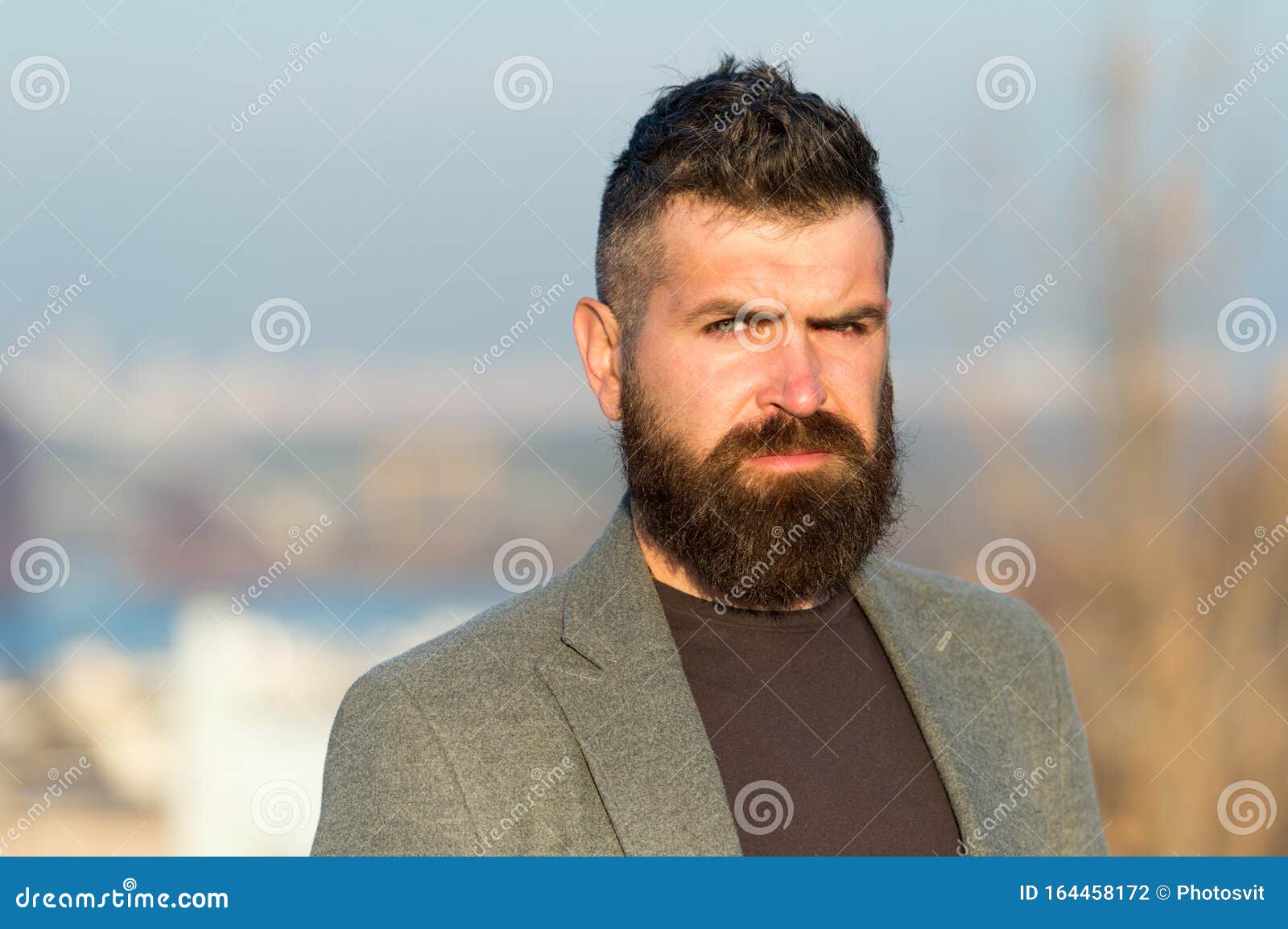 Bonito Homem Barbudo Hipster Com Corte De Cabelo Elegante E Barba