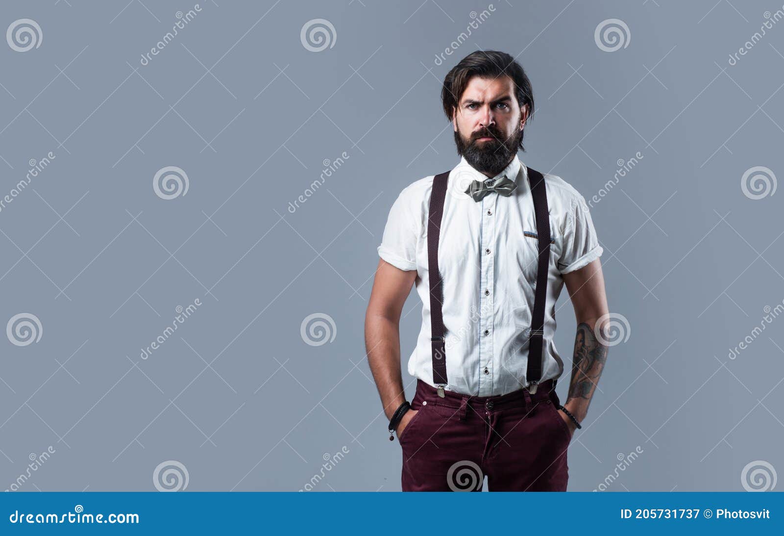 Hipster Barbudo. Hombre De Moda Tirantes Y Corbata De Arco. Hombre Seguro Y Elegante Con Ropa Clásica Imagen archivo - Imagen burro: 205731737