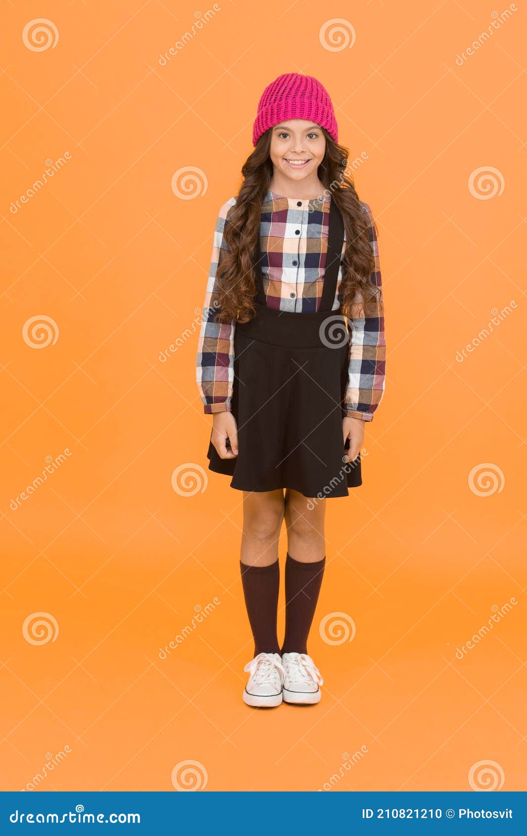 Hipster Girl. Ropa De Niños. Moda Escolar. Comodidad. Chica Vestir Traje De  Moda. Vestido Negro. Ropa Formal Para Foto de archivo - Imagen de sonrisa,  sonriente: 210821210