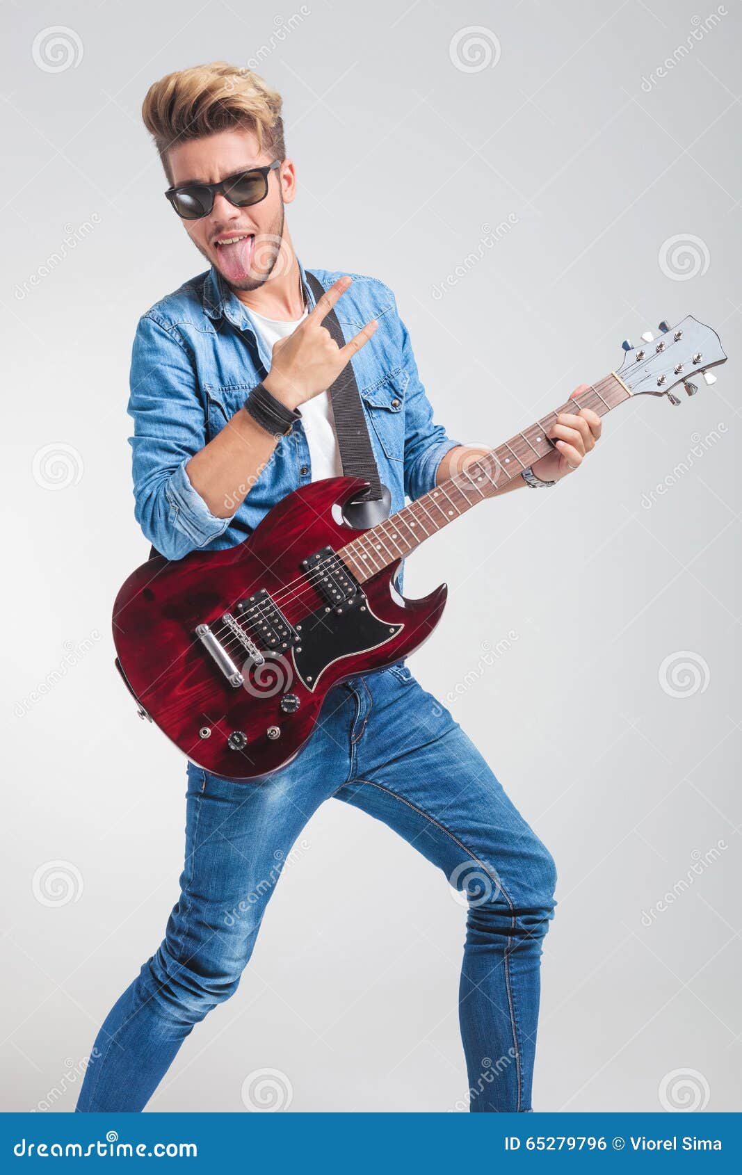 Hindu young man rock and roll pose foto de Stock | Adobe Stock