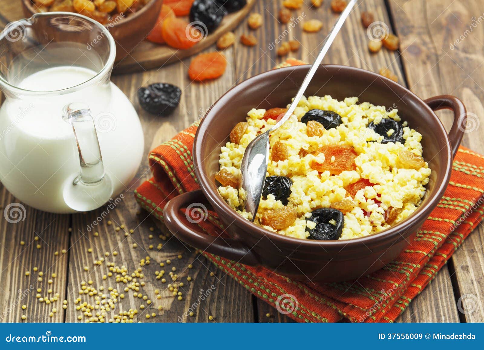 Hirsebrei Mit Trockenfrüchten Stockbild - Bild von schüssel, rosinen ...