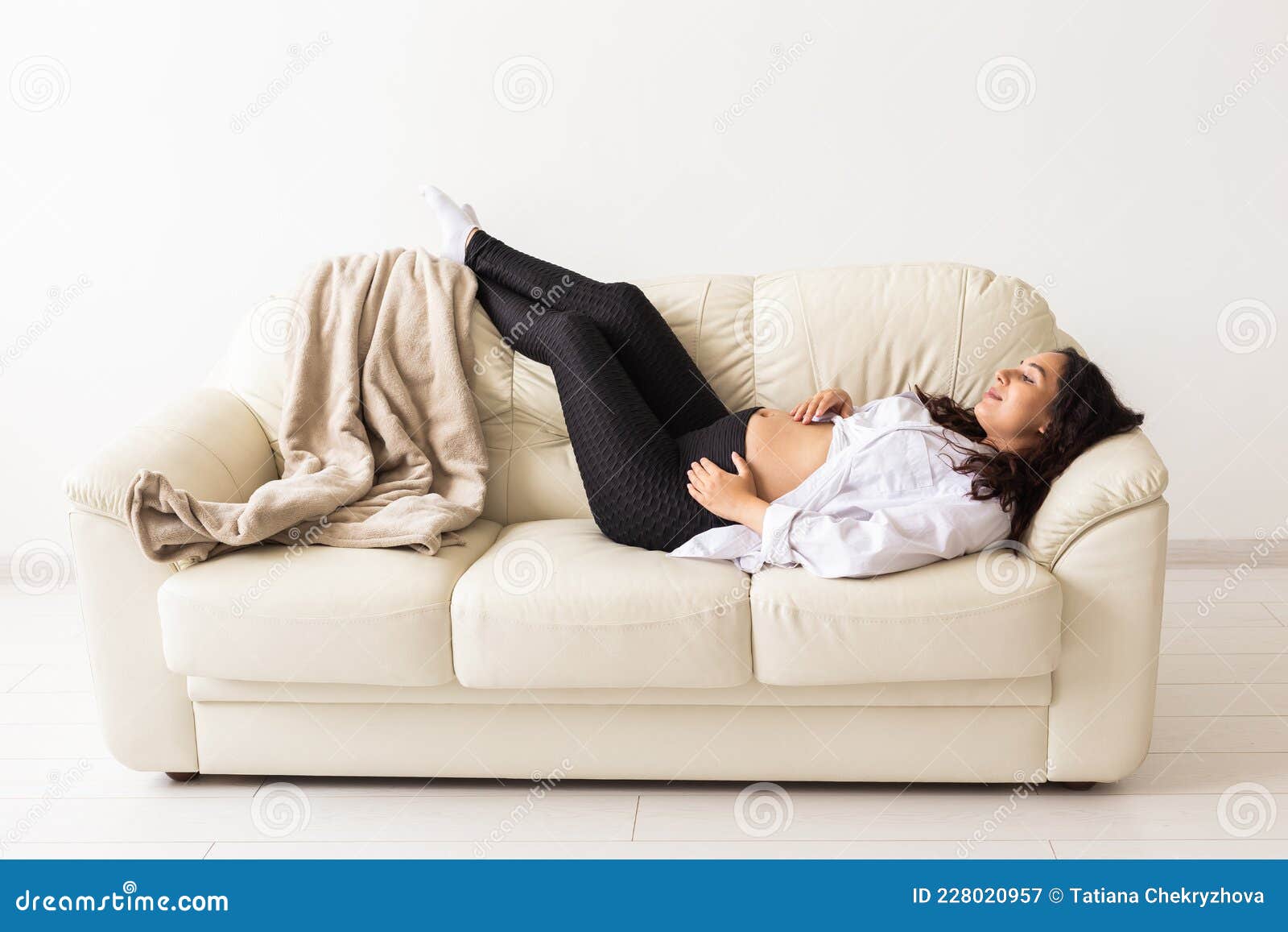 https://thumbs.dreamstime.com/z/hispanic-pregnant-woman-lying-sofa-home-pregnancy-resting-expectation-concept-hispanic-pregnant-woman-lying-sofa-228020957.jpg