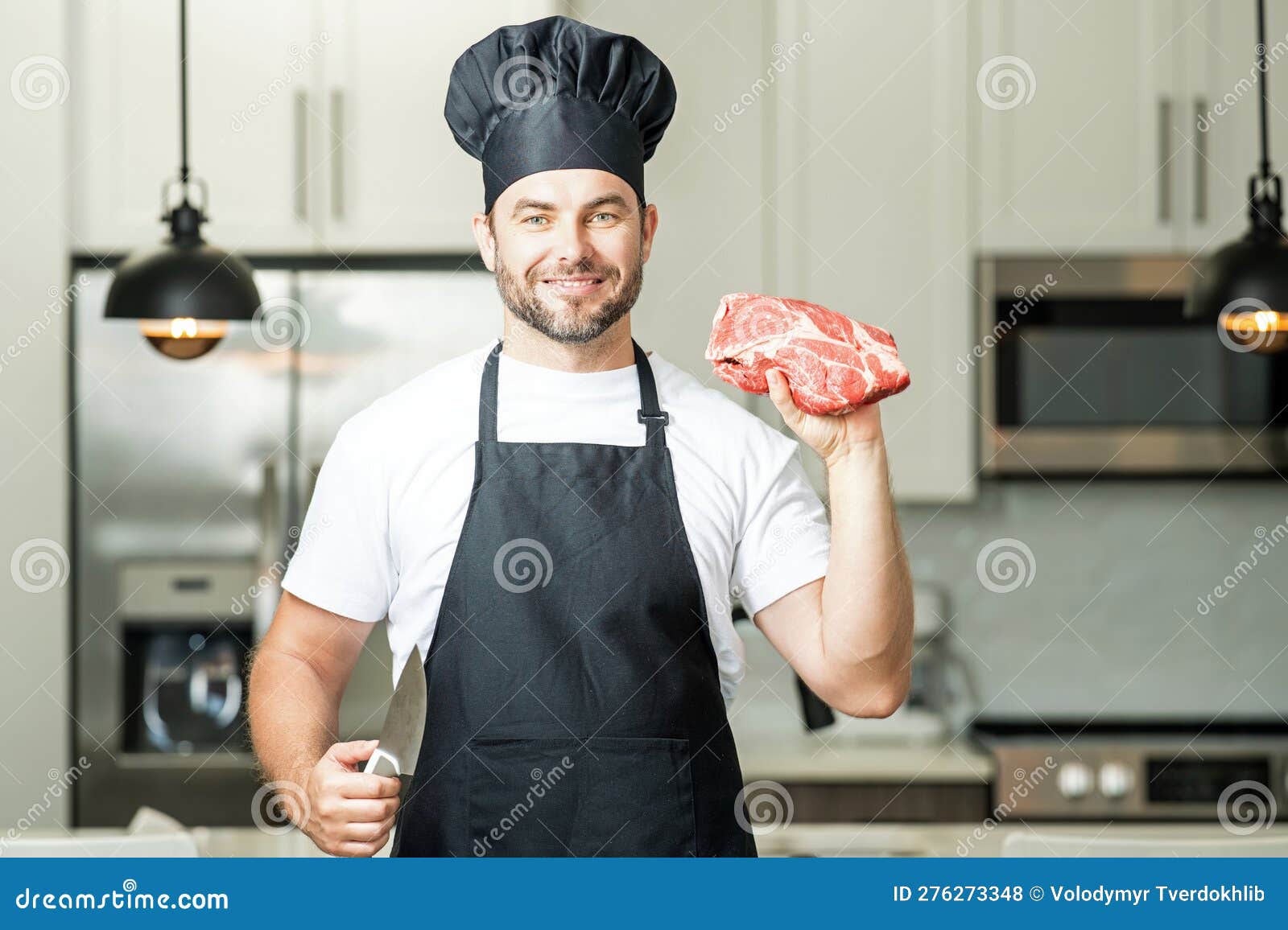 Hispano De Los Años Con Uniforme De Chef Carne De Res En La Cocina. Carne De Cocina. Menú Del Restaurante Con Carne. C Foto de archivo - Imagen de milenario,