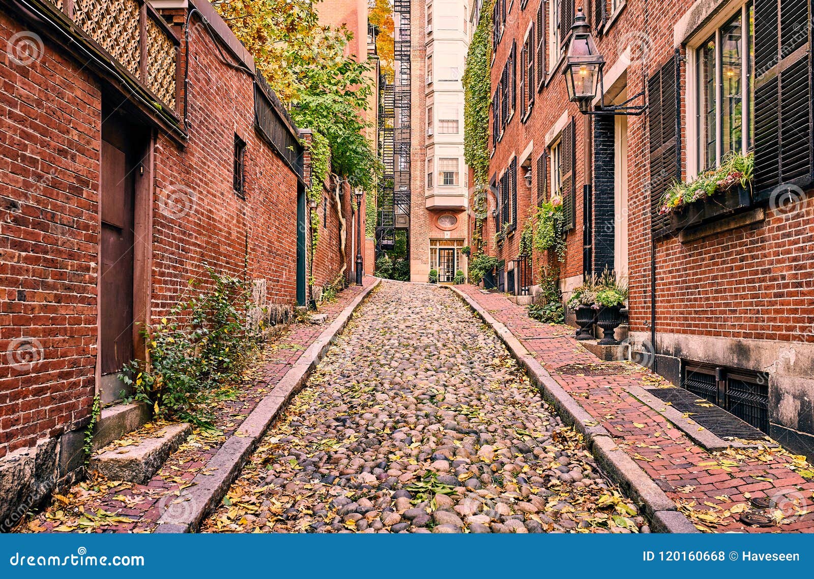 Acorn Street at night, in Beacon Hill, Boston, Massachusetts Stock Photo -  Alamy