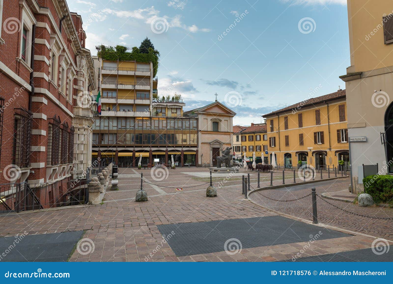 Historic Center Of Varese Italy Square Cacciatori Delle Alpi