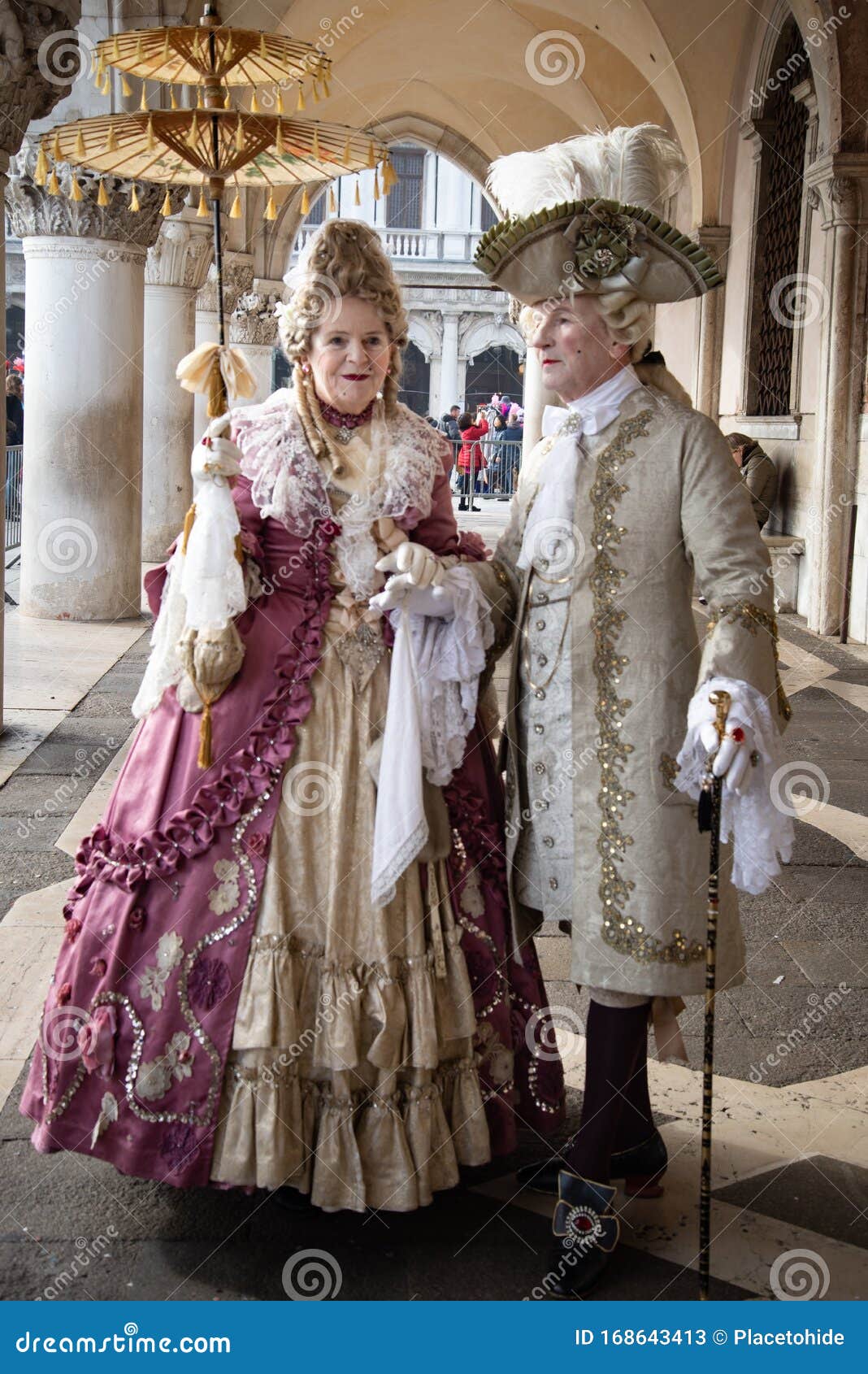 Couple D'âge Moyen Femme En Mauve Costume De Carnaval Homme En Poussettes  En Costume De Bottes Au Carnaval à Venise Italie Image stock éditorial -  Image du italien, mode: 267557964