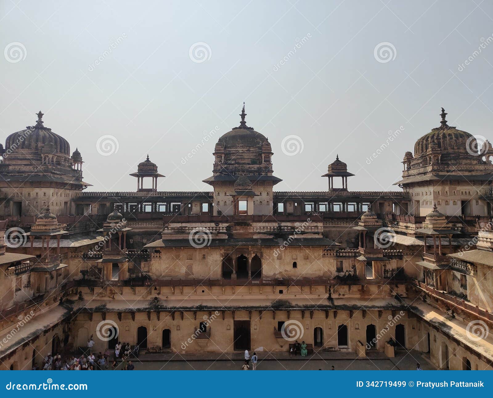 magnificent jahangir mahal in orchha fort complex