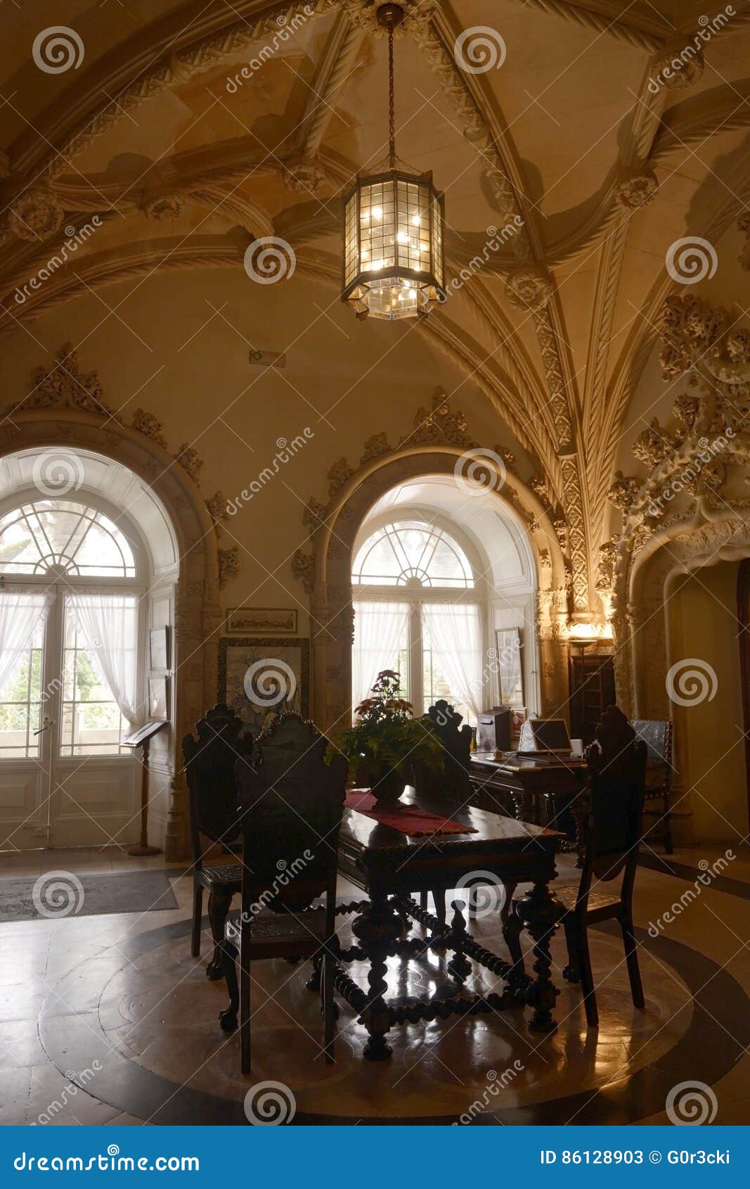 Historische Hotelhal, Bussaco-Paleis, Gewelfd Plafond. Neo-Manueline stijl gewelfd plafond van ingangshal en hotel voorbureau, Bussaco-Paleishotel (of BuÃ§aco), Portugal Het vroegere koninklijke paleis en van Portugal Nationale Monument werd gebouwd tussen 1888 en 1907