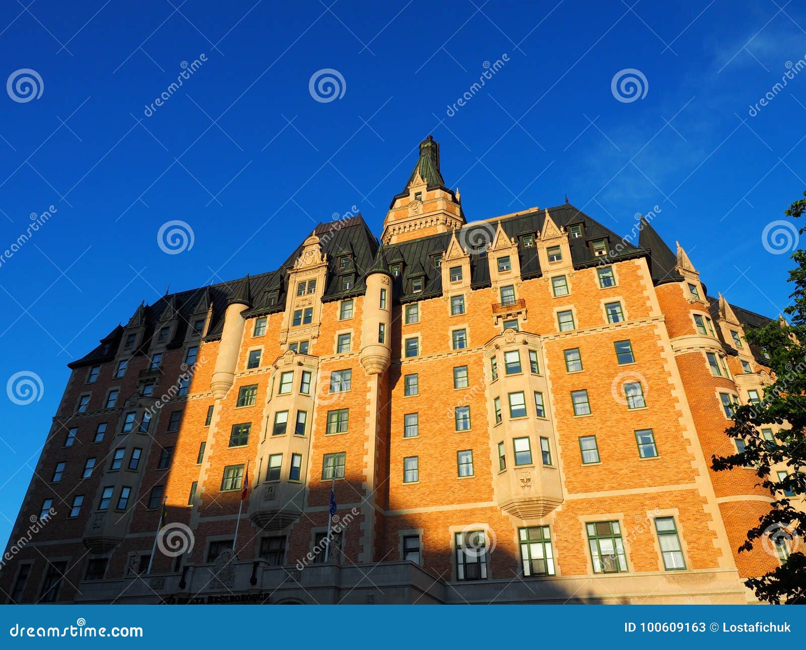 Historiskt hotell i Saskatoon Sasktchewan. Historiskt tegelstenhotell i Saskatoon Saskatchewan mot en blå himmel