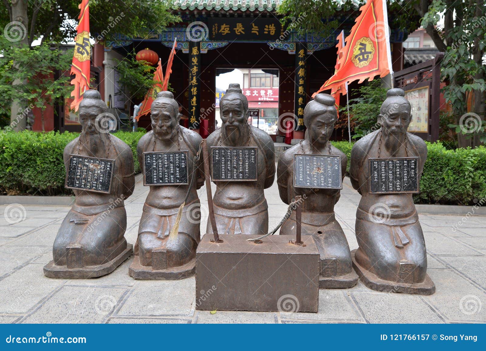 history-sinners-qinhui-statue-corrupt-officials-such-as-qinhui-song-dynasty-yue-fei-temple-henan-china-photo-121766157.jpg