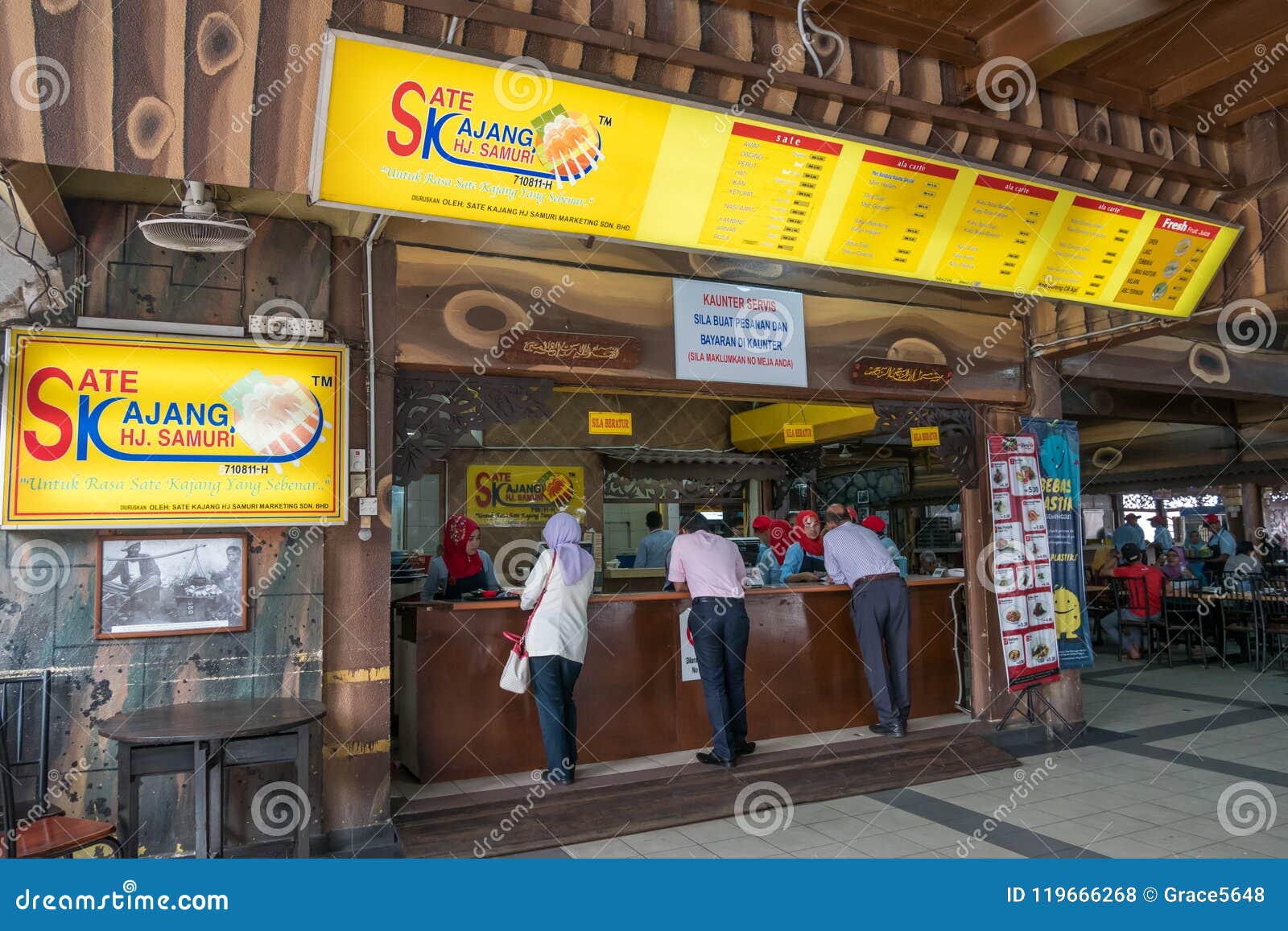 Kajang Malaysia - Juli 25,2017: HJ Samuri är den berömda satay restaurangen i den Kajang staden, och den lokaliseras precis bredvid MRT-stationen Kunder på burk sett beställa deras foods på räknaren