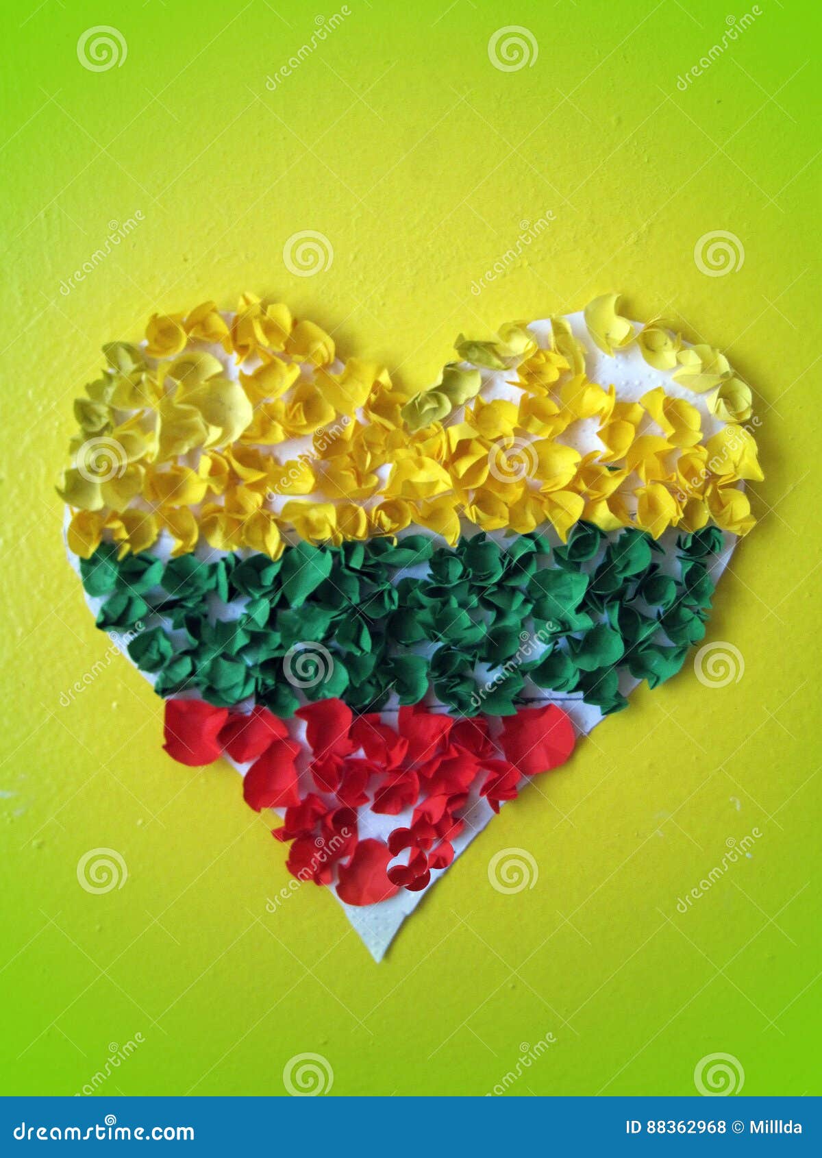 Hjärta som göras från papper. Pappers- hjärta som har röda, gröna och gula färgfärger av den litauiska flaggan