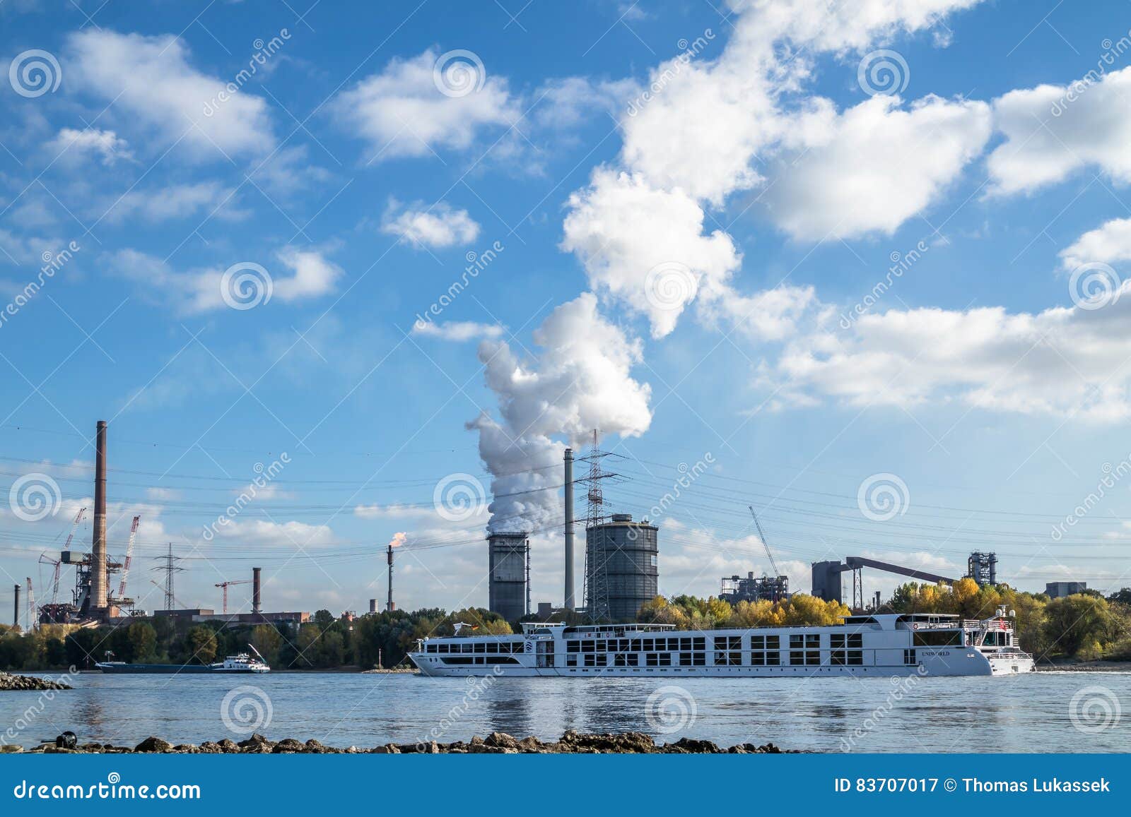HKM生产接近河莱茵河的钢. HKM生产接近河莱茵河，杜伊斯堡，德国的钢