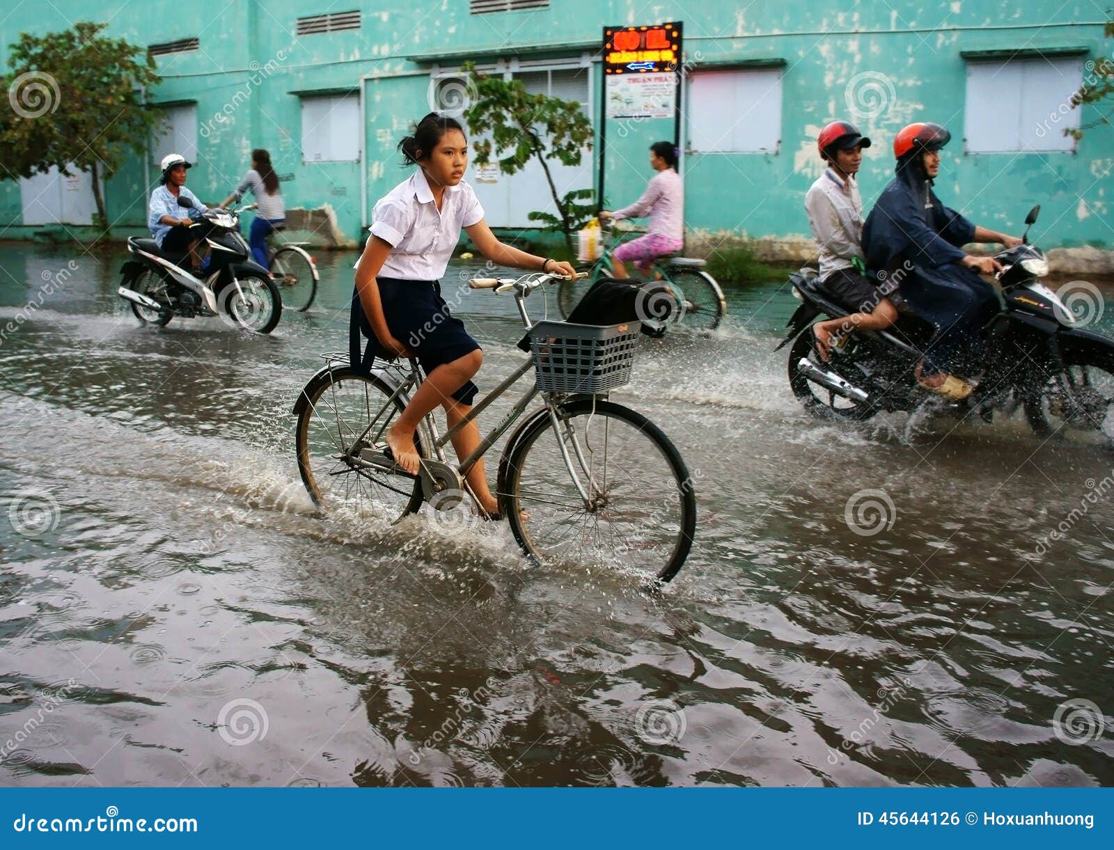 boog haspel Draaien Ho Chi Minh City, Lood Tide, Flooded Water Editorial Photo - Image of  duong, amazing: 45644126