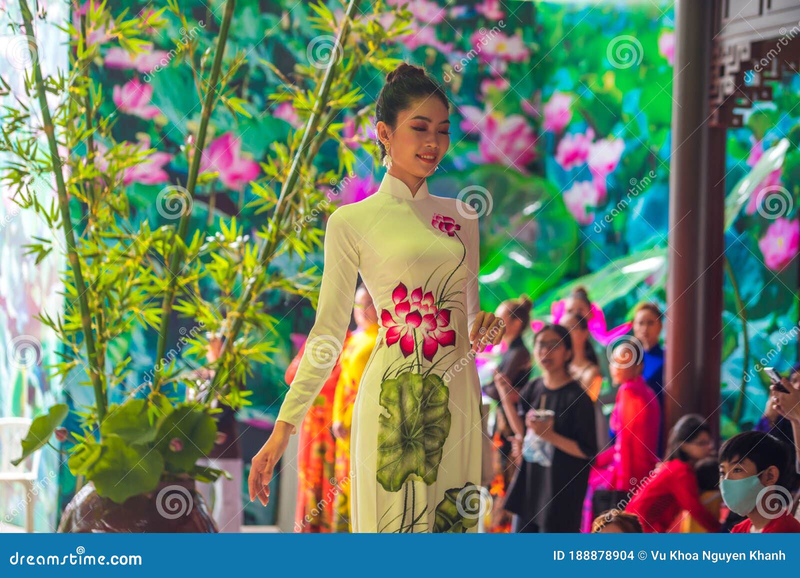 Beautiful Vietnamese Girls Performing ...