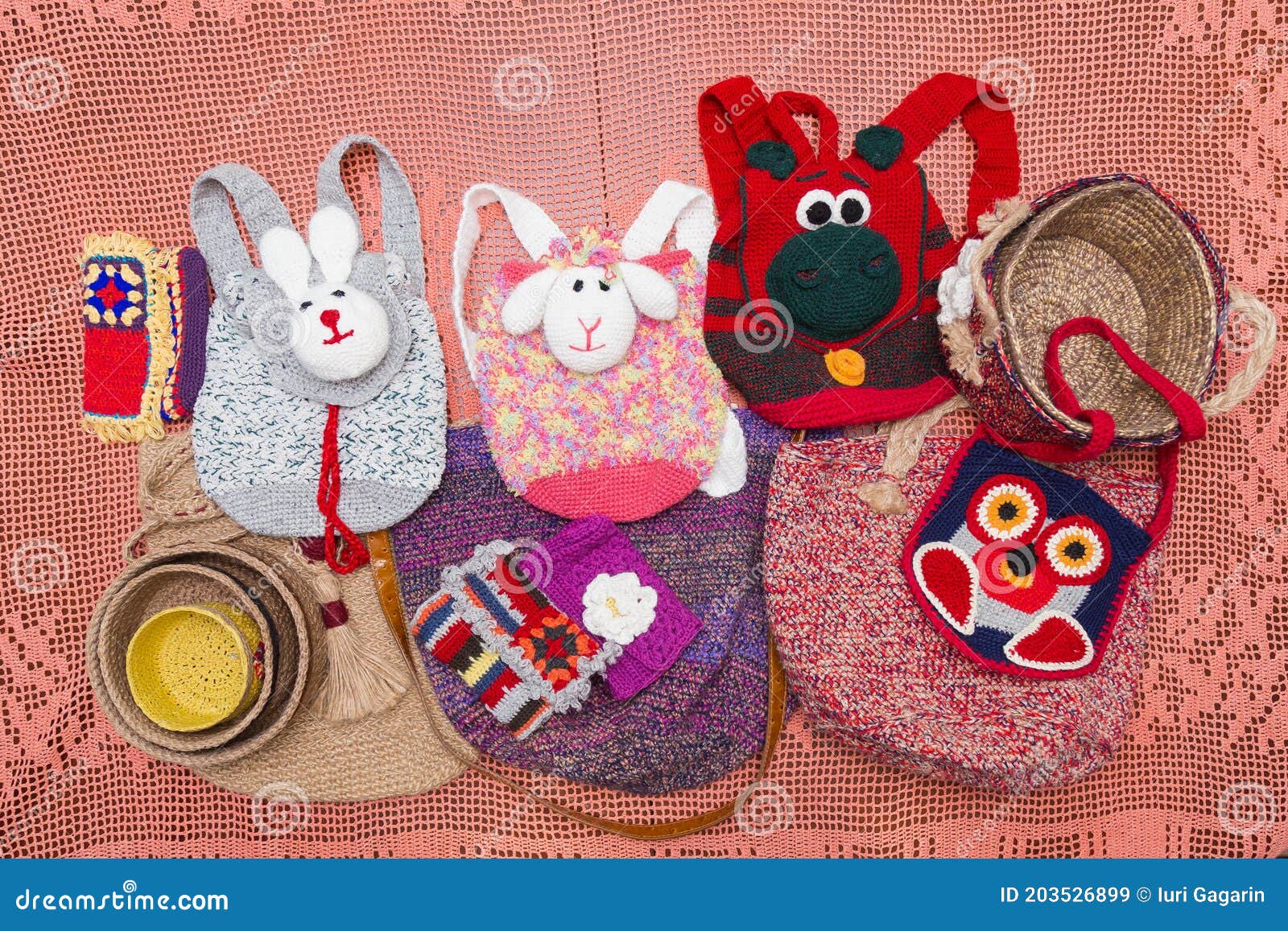 Hobby Do Início Do Século XX. Mochilas De Lã Para Bebês E Crianças. Crochê.  Tema Vintage. Tricô Imagem de Stock - Imagem de flor, tema: 203526899