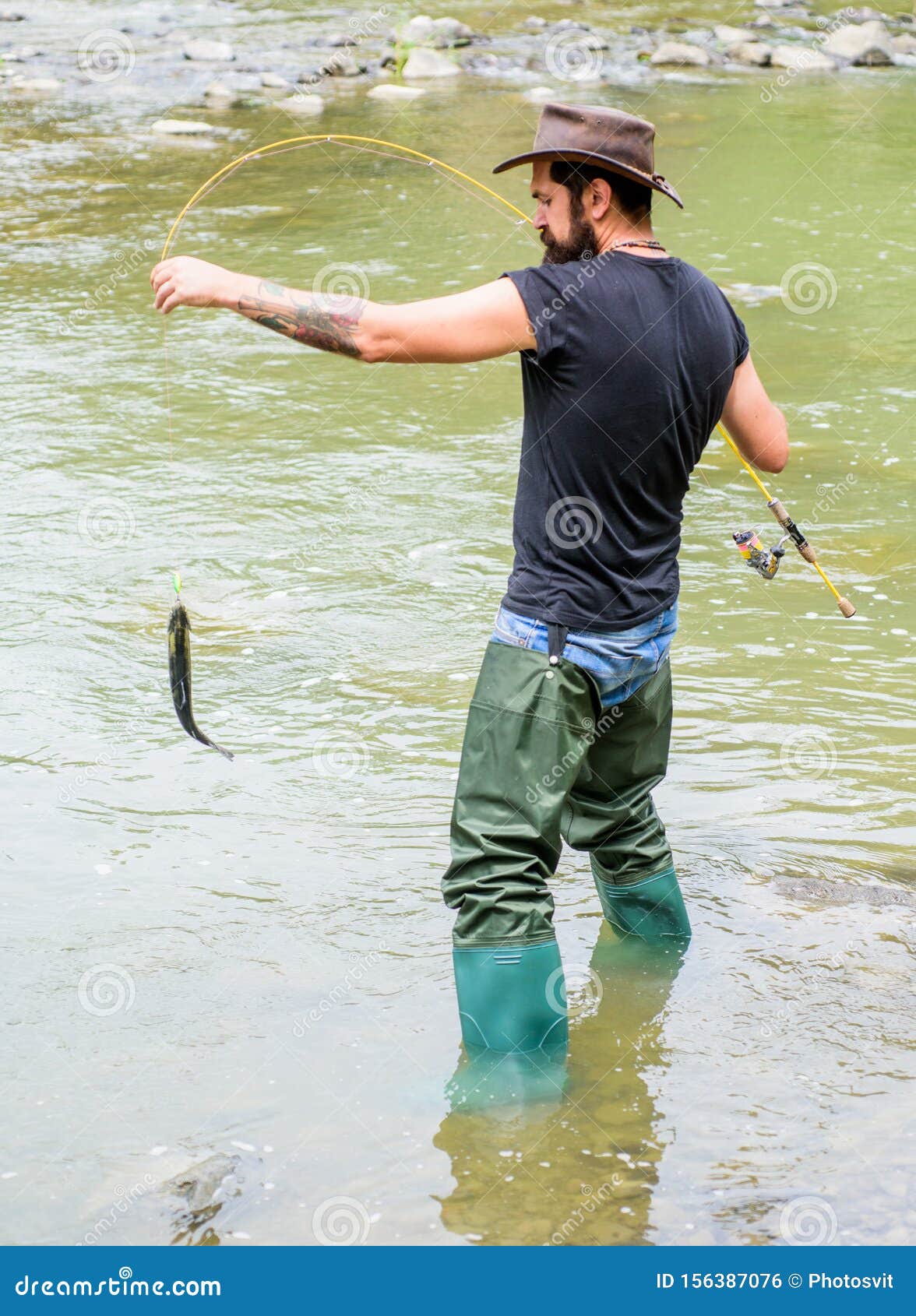Hobby Masculino De Hombre Brutal Usa Botas De Goma En El Agua RÃo. Actividad Del Fin De Semana De Pesca. Pescador Con Foto de archivo - de barbudo, hombre: