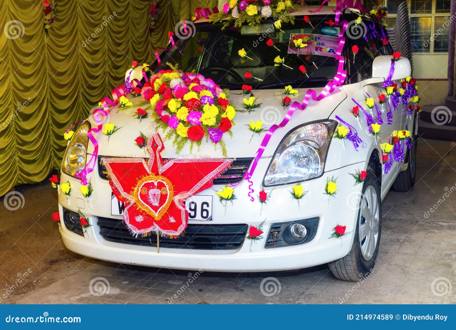 Hochzeit Auto Dekoration Für Bräutigam in Indien Redaktionelles Stockbild -  Bild von liebe, farbband: 214974589