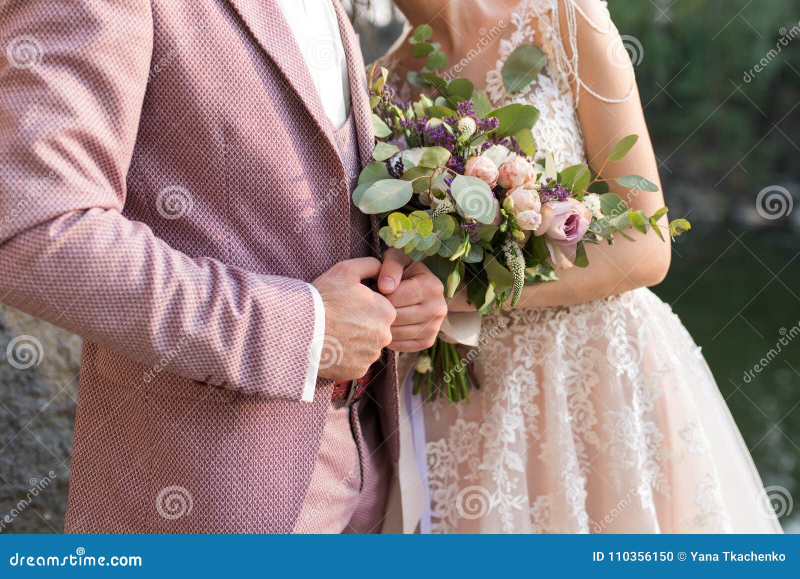 Hochzeit Das Madchen In Einem Beige Kleid Und Ein Kerl In Einem Anzug Halten Einen Schonen Blumenstrauss Von Weissen Purpurroten Stockfoto Bild Von Halten Schonen
