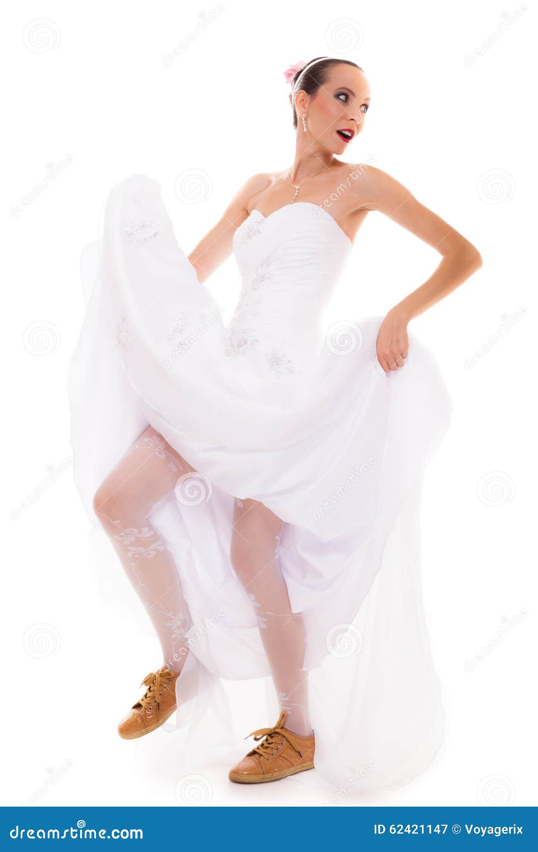 Hochzeit Lustige Frau Der Laufenden Braut In Den Sportschuhen Stockbild Bild Von Frau Sportschuhen