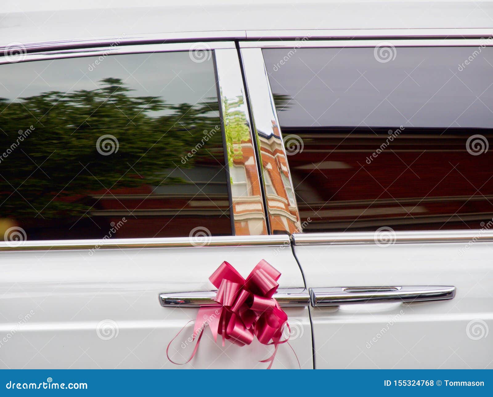 Hochzeits-Auto Mit Band-Dekoration Stockfoto - Bild von rosa