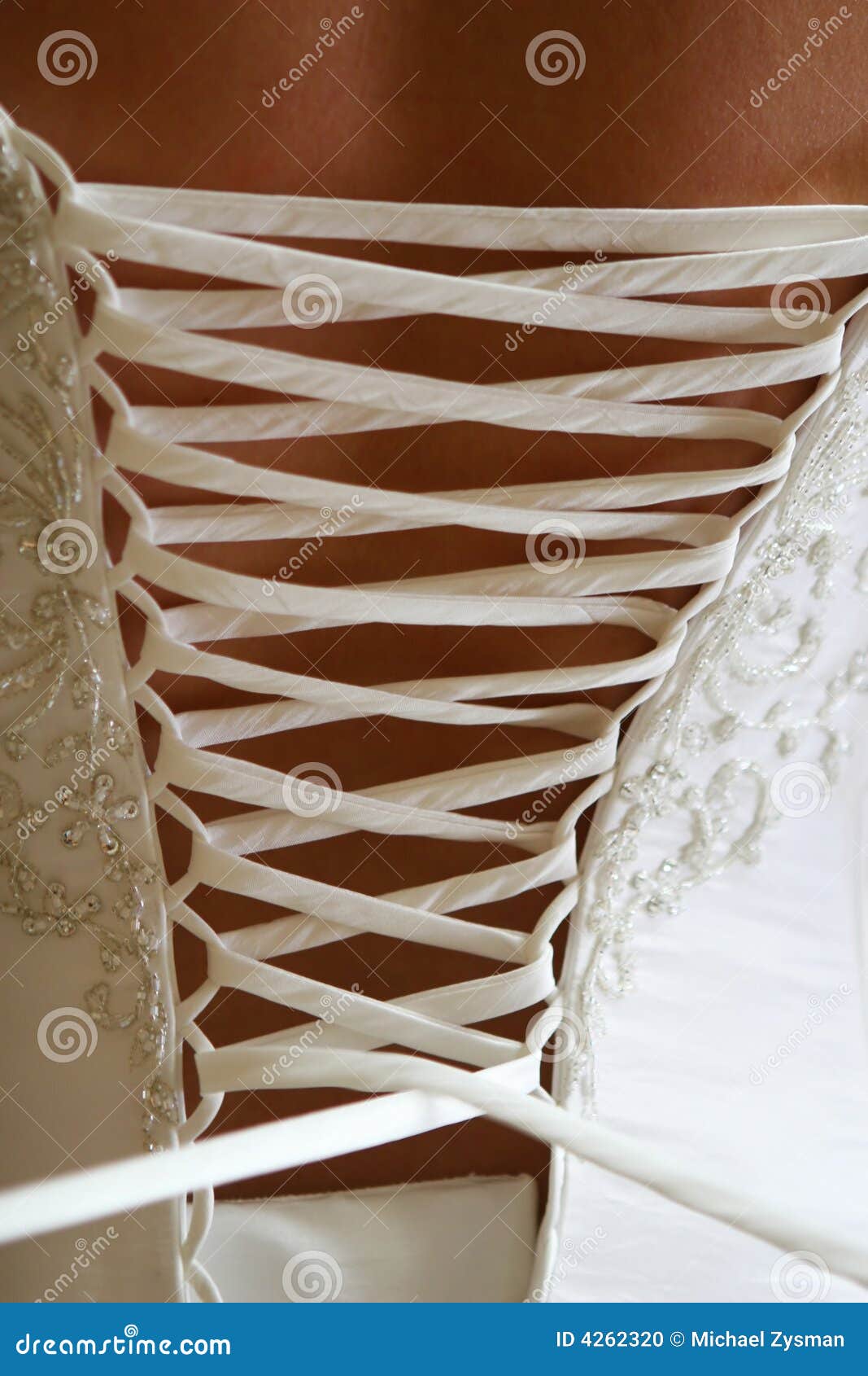Hochzeits-Kleid Schnüren Sich Oben Stockfoto - Bild von schnüren