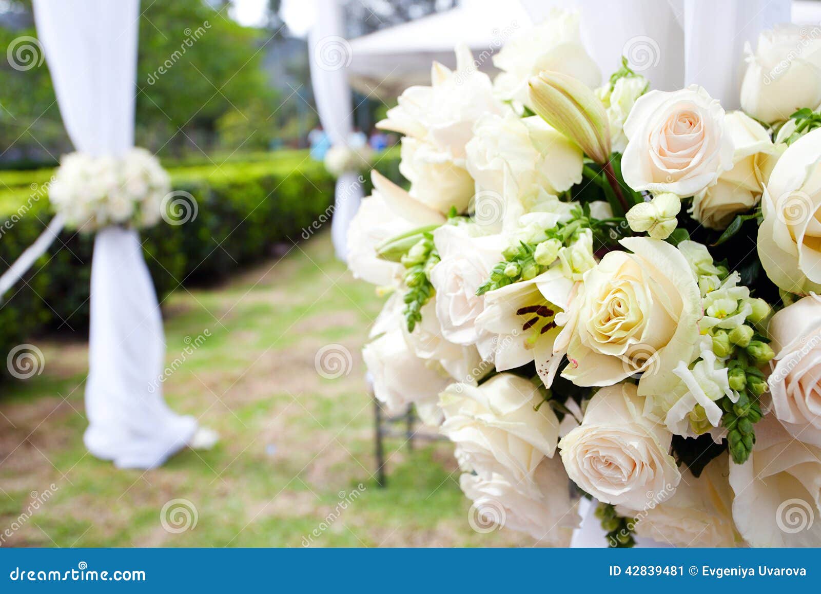 Hochzeitsfestzelt mit Blumensträußen von Rosen