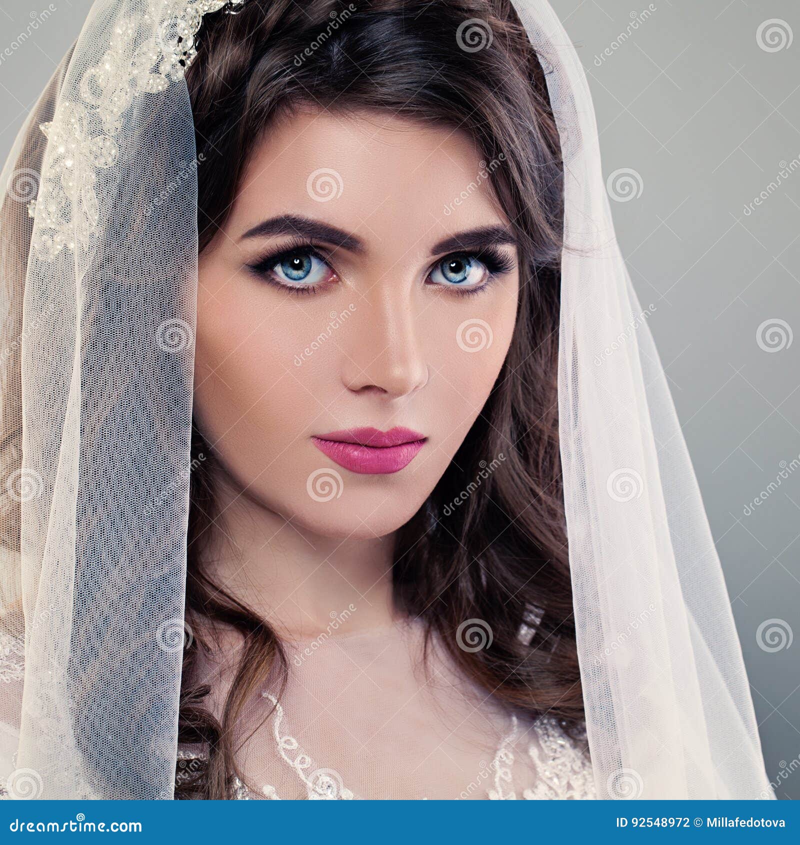 Hochzeitsmake Up Recht Junge Braut Gesichts Nahaufnahme Stockfoto Bild Von Hochzeitsmake Gesichts 92548972
