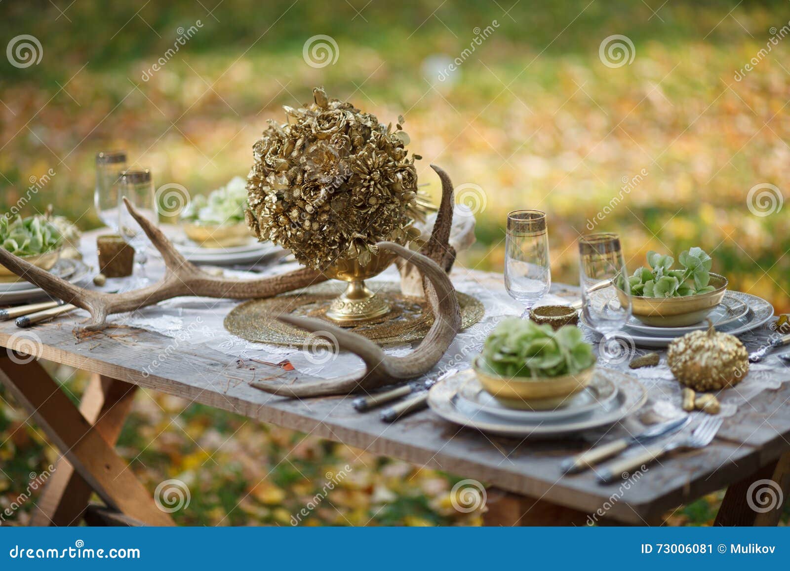 Hochzeitstafel mit Festlichkeiten Tabelle mit Dekor und Lebensmittel auf einem grünen Rasen im Park