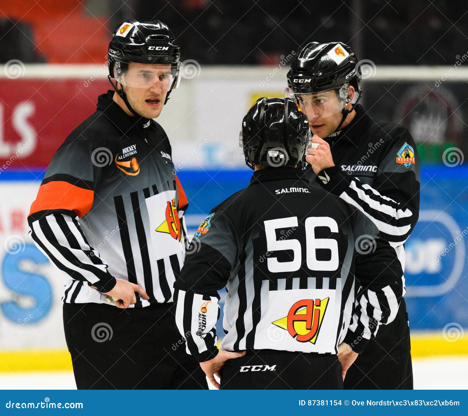 Hockey Domer Diskutera Nagot I Leken I Ishockeymatchen I Hockeyallsvenskan Mellan Ssk Och Modo Redaktionell Fotografering For Bildbyraer Bild Av Actinium Straff 87381154