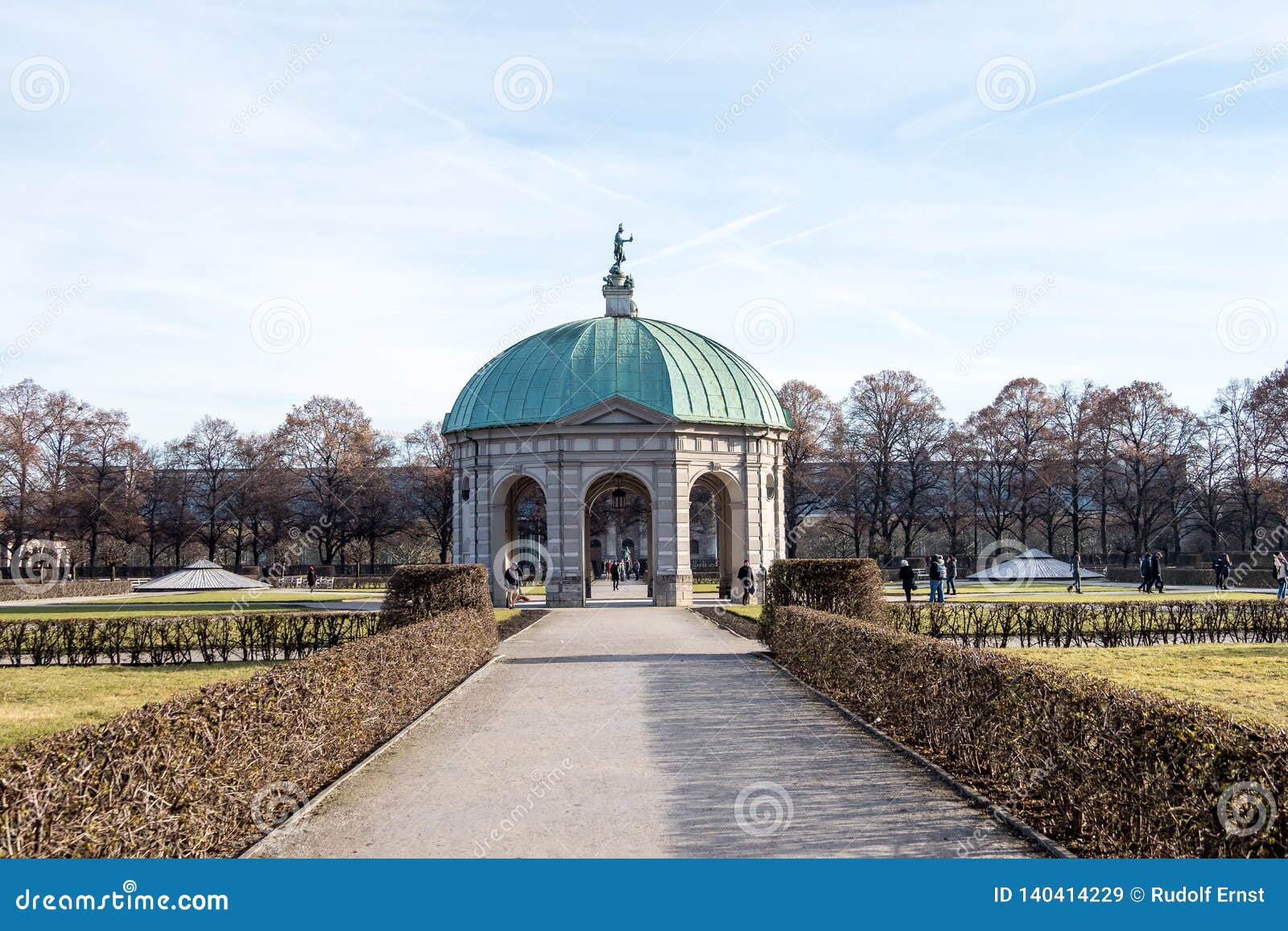 Hofgarten parkerar med Dianatempel i Munich, Tyskland. Hofgarten parkerar med Dianatempel i Munich Diana Pavilion och jordningen av Hofgartenen som är närgränsande till Munich Residenz och Odeonsplatz