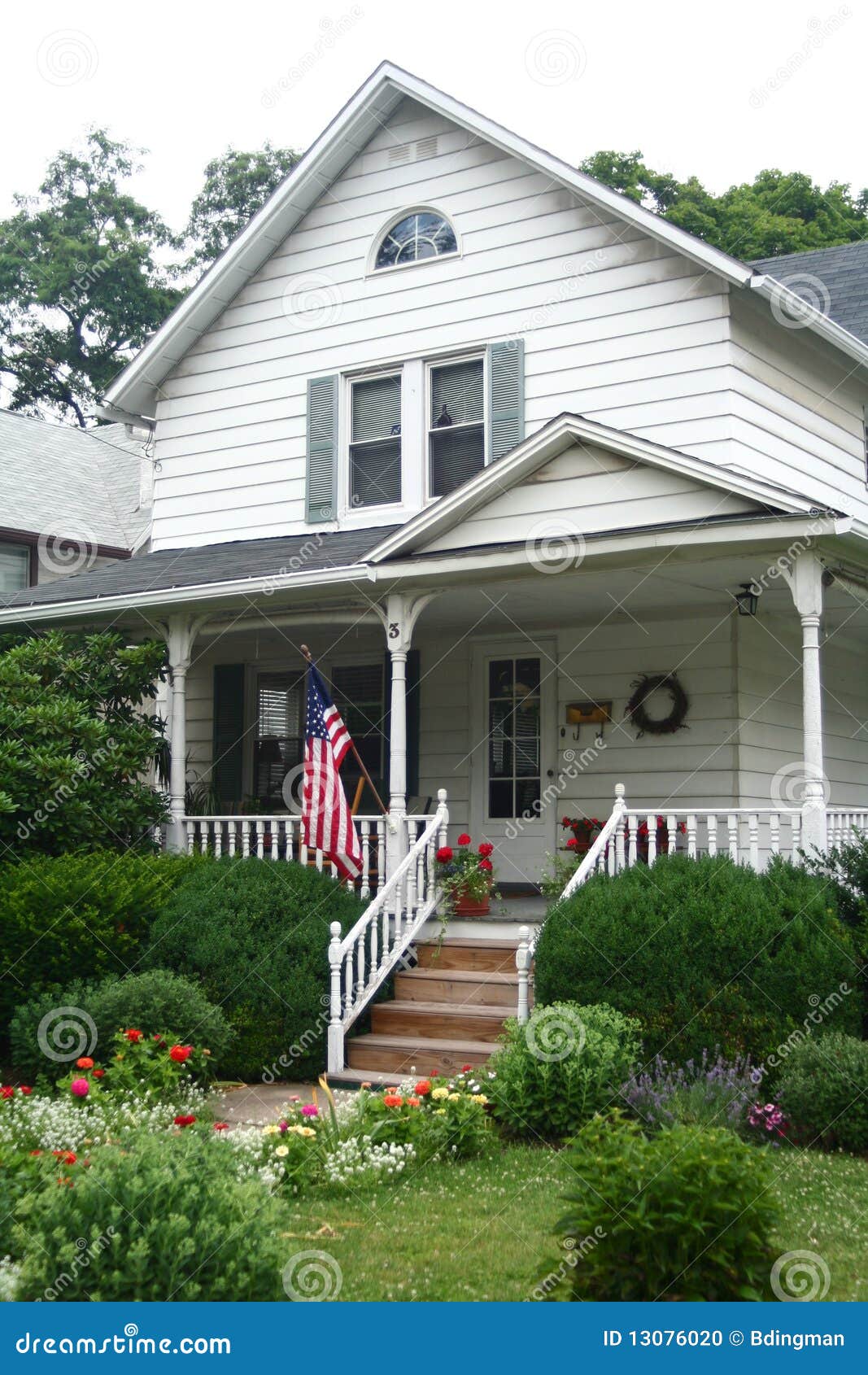 Un hogar americano beautifullly ajardinado en una pequeña ciudad.