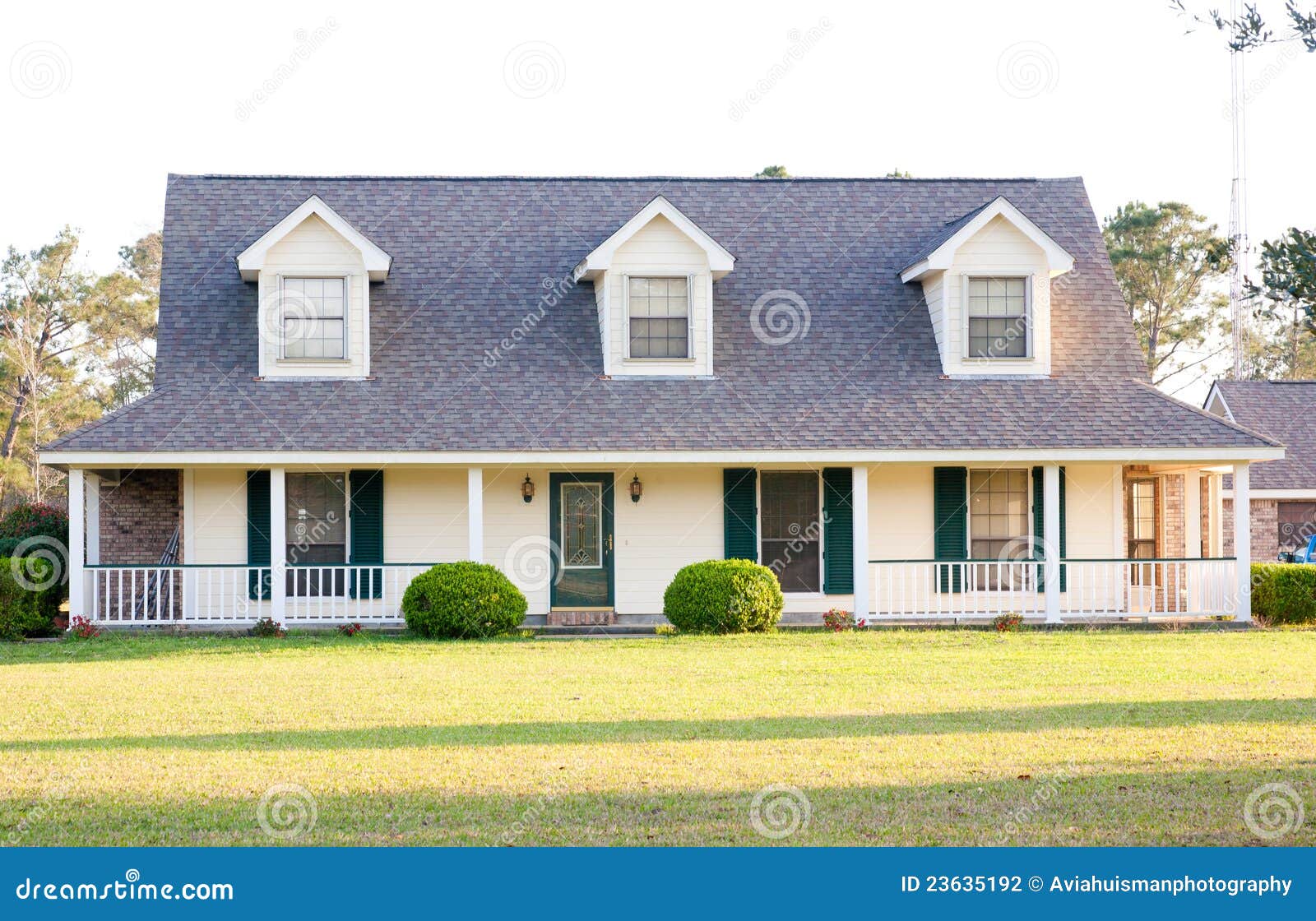 Hogar Blanco Del Americano Del Estilo Del Rancho Foto de archivo