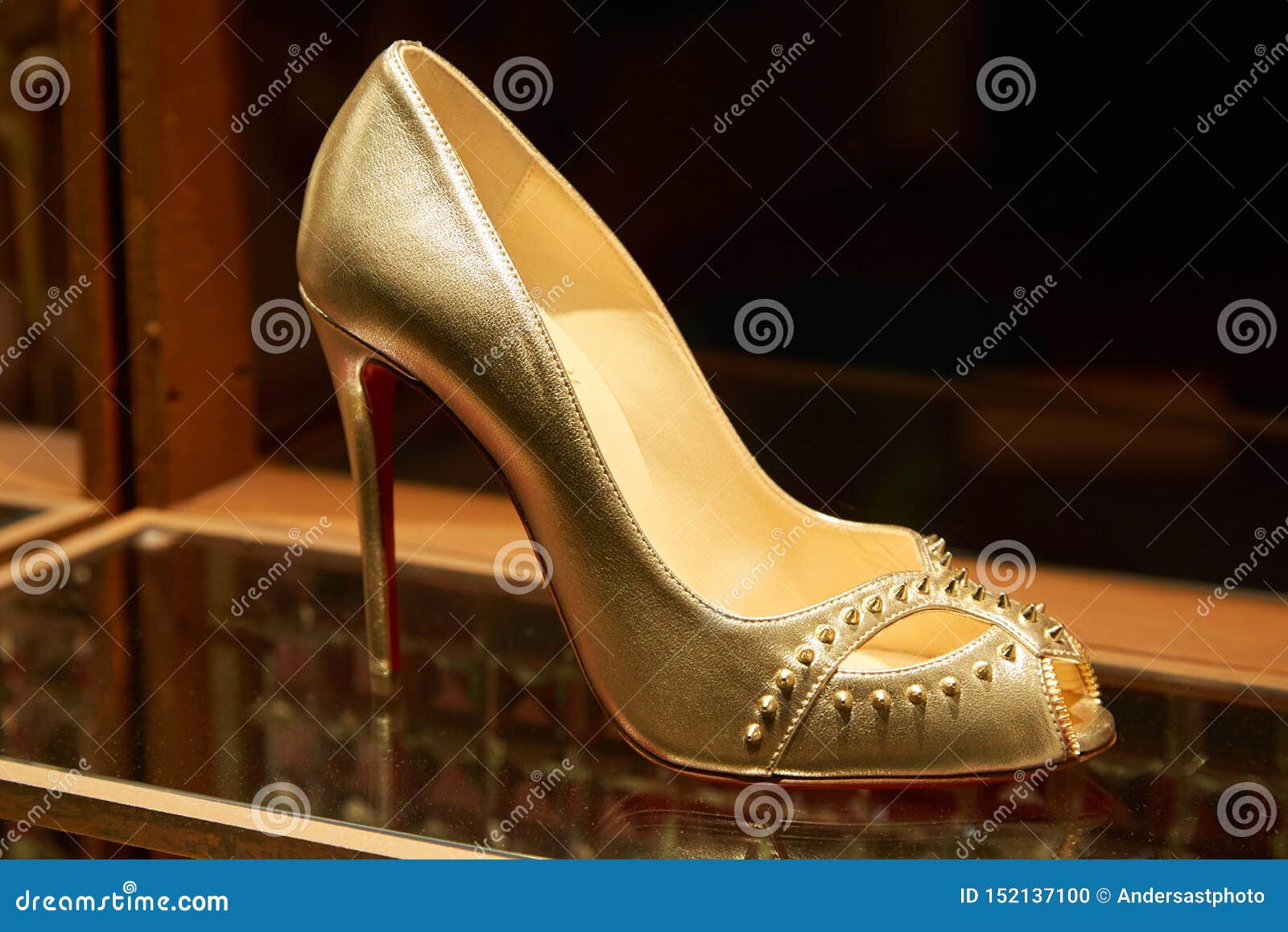 Hoge De Hiel Gouden Schoenen Van Christian Louboutin Met Nagels in