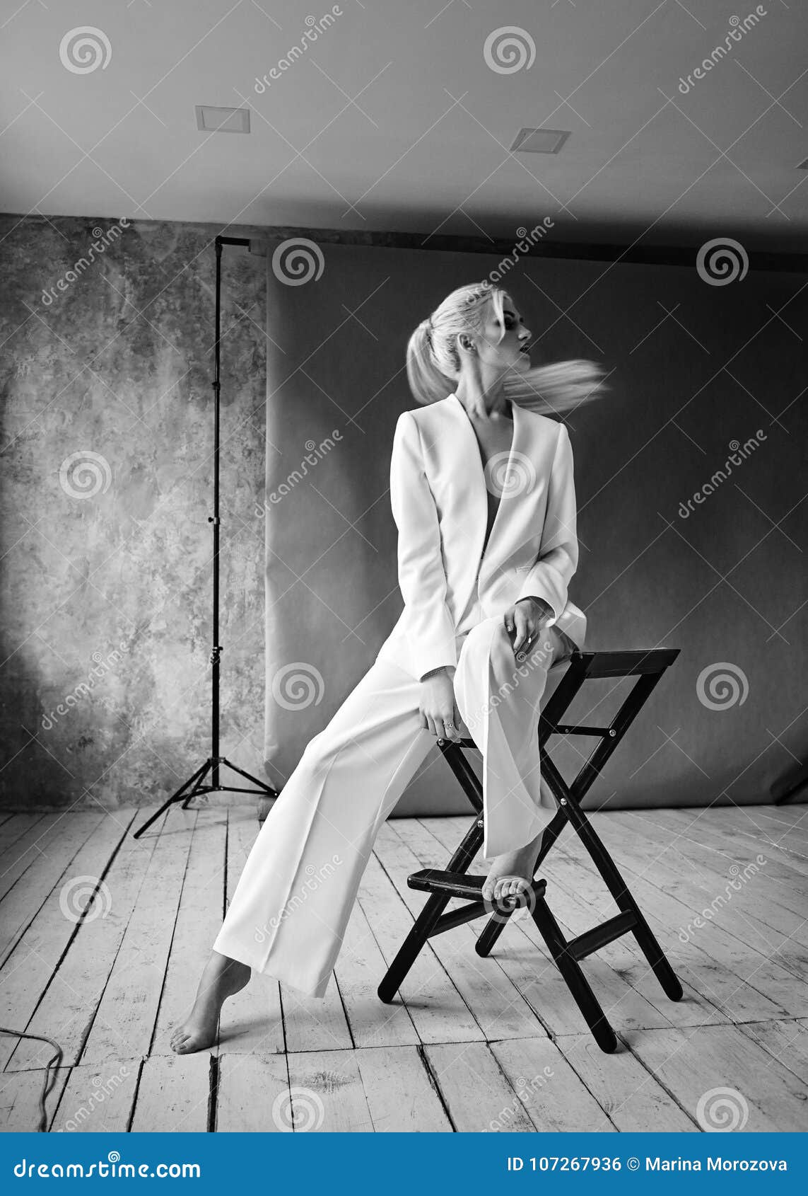 Hoge Manier blonde vrouw in wit kostuum Elegant Stijlmodel Dynamisch schot in Fotostudio het schieten Rebecca 36