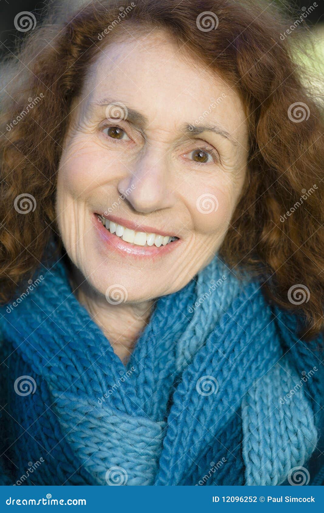 Portret van een Mooie Glimlachende Hogere Vrouw