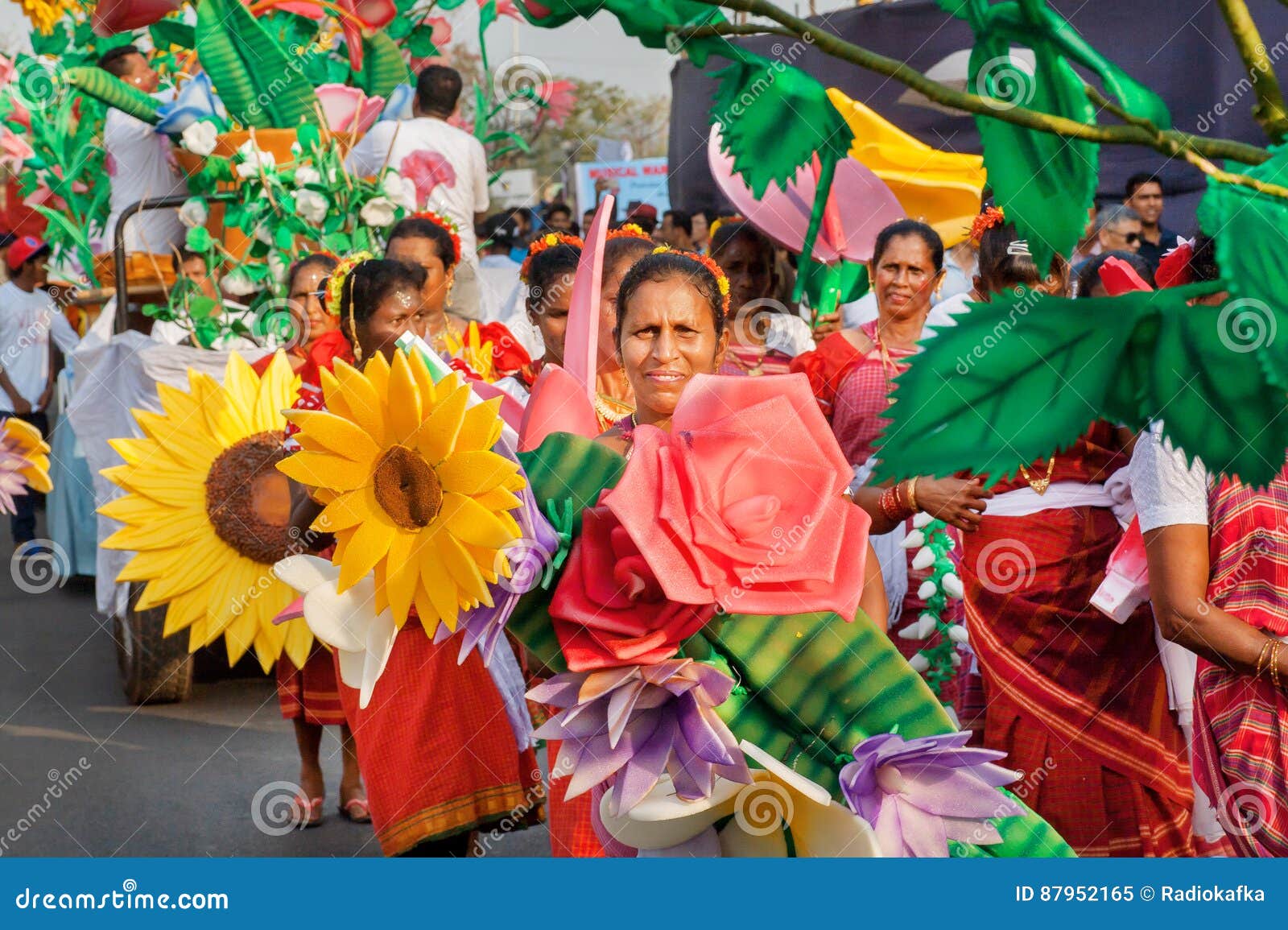 Hogere Vrouwen Die Met Demonstratie in Traditioneel Carnaval in Goa Lopen Redactionele Afbeelding - Image of mooi, levensstijl: