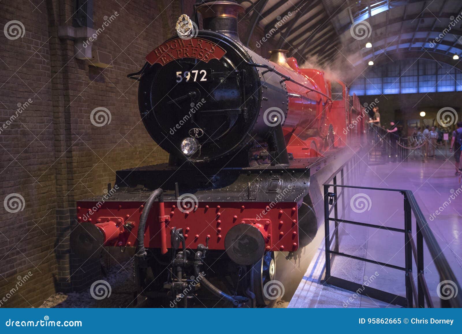 Hogwartssneltrein. LEAVESDEN, HET UK - 19TH JUNI 2017: De Hogwarts-Sneltrein op de reeks van Platform 9 3/4 bij het Maken van Harry Potter Studio-reis in Warner Bros Studio's in Leavesden, het UK, op 19 Juni 2017