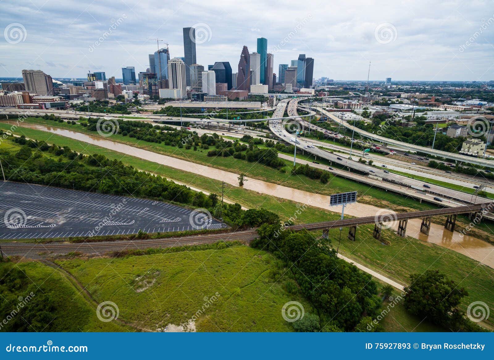 Hohe Luftbrummenansicht über Houston Texas Buffalo Bayou River über interstates und Landstraßen mit dem Stadtbild im Hintergrund